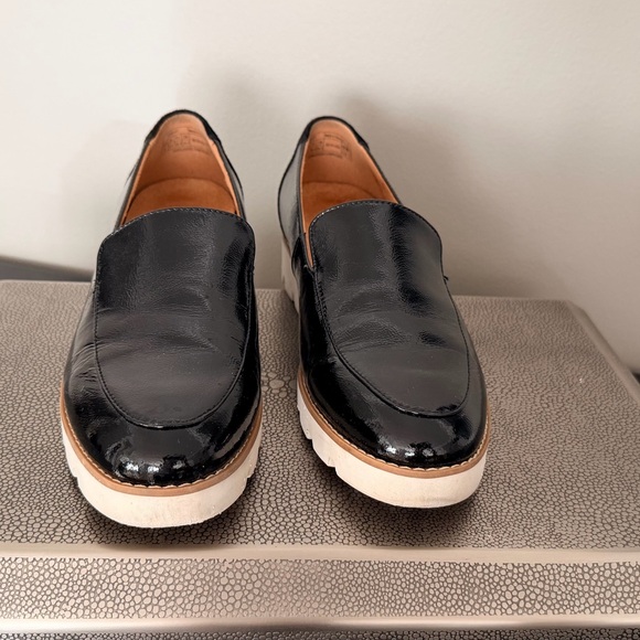 Vionic Shiny Black Loafers with White Sole - Picture 9 of 9